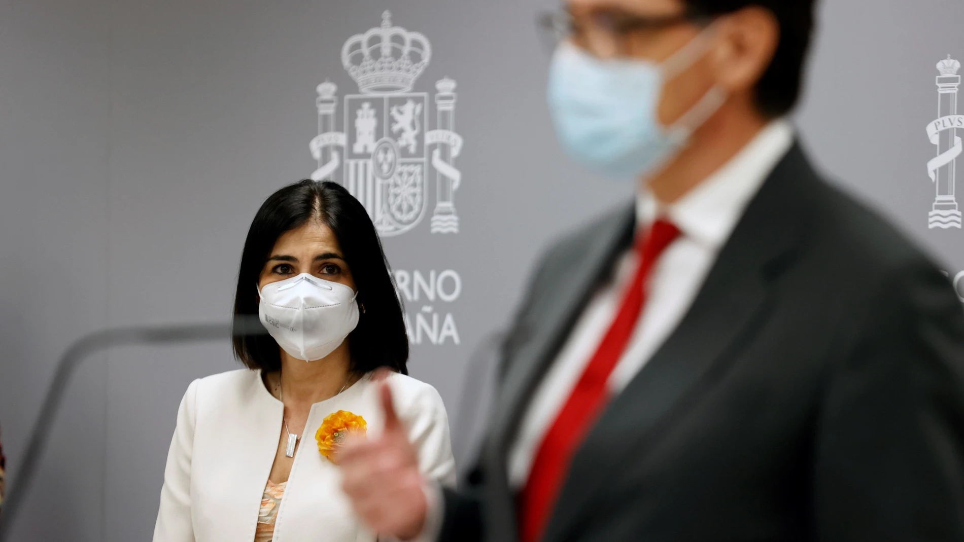 La nueva ministra de Sanidad, Carolina Darias, escucha la intervención de su antecesor, Salvador Illa, durante la ceremonia de traspaso de la cartera celebrada en el Ministerio de Sanidad