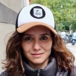 Isabel Díaz Ayuso, presidenta de la Comunidad de Madrid, posa con la gorra de Oblack Caps