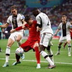 Dos defensas alemanes acosan a Álvaro Morata