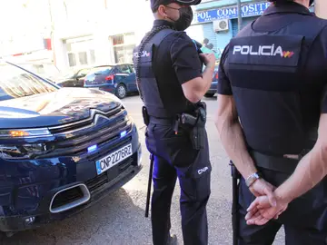 La Policía Nacional detiene a un hombre tras provocar el incendio de tres vehículos La Policía Nacional detiene a un hombre tras provocar el incendio de tres vehículos