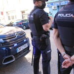 La Policía Nacional detiene a un hombre tras provocar el incendio de tres vehículos