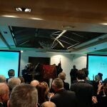 Luis Alfonso de Borbón despliega la bandera del «Azor» con ayuda de Jaime Chicharro y ante su hermano, el presidente de la FNFF, Juan Chicharro