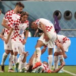 Los jugadores croatas celebran uno de los dos goles que Kramaric marcó a Canadá