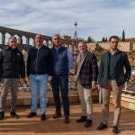 El coordinador general del PP, Elías Bendodo junto al secretario regional, Francisco Vázquez, y miembros del partido en Segovia como Miguel Ángel de Vicente, Pérez Coronado o José María Bravo