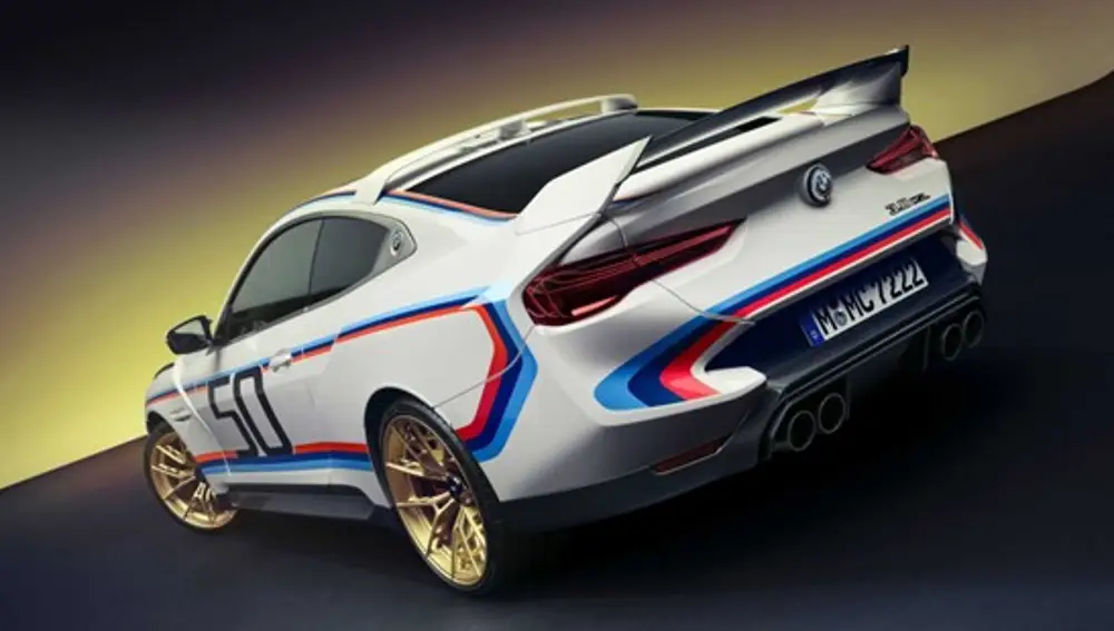 Un modelo para homenajear a la firma.