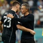 Luis Enrique saluda a Unai Simón después del partido