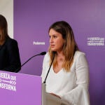 Los portavoces de Podemos, Alejandra Jacinto (d) y Pablo Fernández, ofrecen una rueda de prensa en Madrid, este lunes. EFE/ Luis Millán
