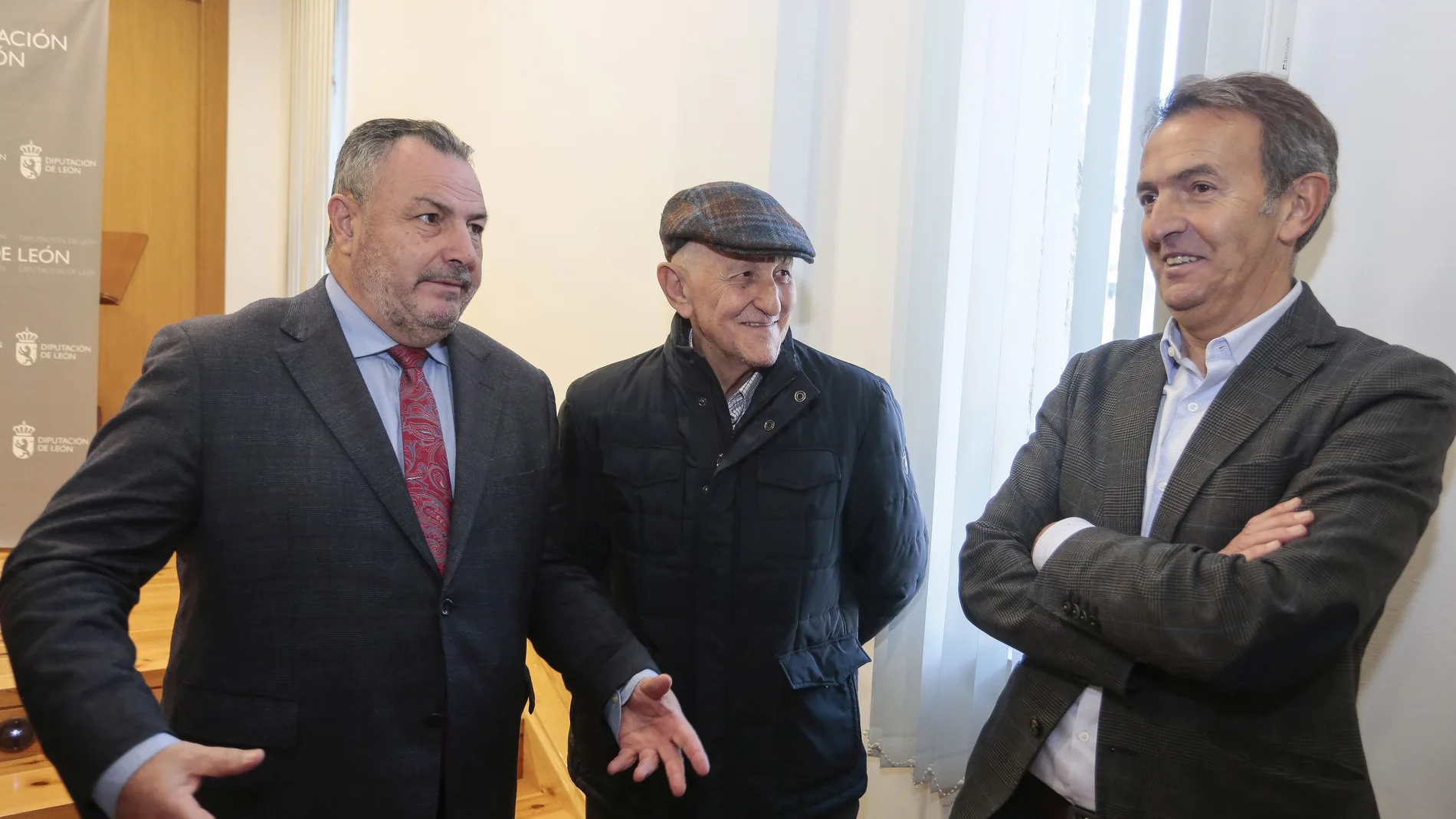 El presidente de la Diputación de León, Eduardo Morán, y el diputado de Hacienda, Santiago Dorado, presentan el presupuesto de la institución para 2023 en Canales-La Magdalena. Junto a ellos, el vicepresidente, Matías Llorente