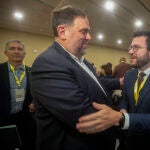 El presidente de Esquerra Republicana de Catalunya (ERC), Oriol Junqueras, saluda al presidente de la Generalitat, Pere Aragonès
