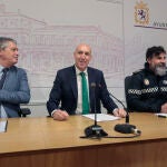 El alcalde de León, José Antonio Diez, presenta el Plan de Nevadas. Junto a él, el concejal de Desarrollo Urbano, Luis Miguel García Copete y el intendente jefe de la Policía Local, Miguel Ángel Llorente