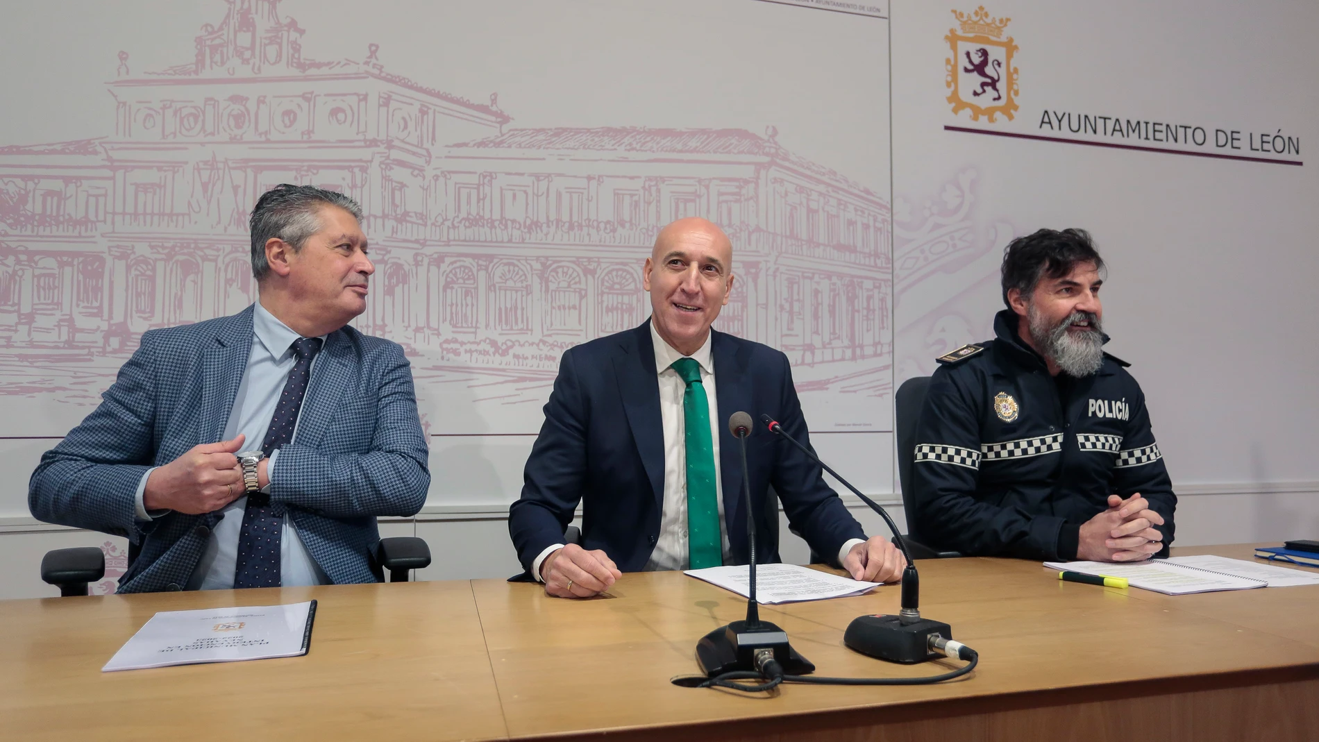 El alcalde de León, José Antonio Diez, presenta el Plan de Nevadas. Junto a él, el concejal de Desarrollo Urbano, Luis Miguel García Copete y el intendente jefe de la Policía Local, Miguel Ángel Llorente