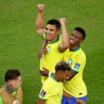 Casemiro, con Vinicius y con Rodrygo celebran el gol de Brasil contra Suiza en el Mundial de Qatar 2022