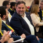 El presidente de Esquerra Republicana de Catalunya (ERC), Oriol Junqueras charla con el presidente de la Generalitat, Pere Aragonès