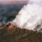 Una nube gaseosa se eleva desde el cráter del Mauna Loa, en la isla de Hawái