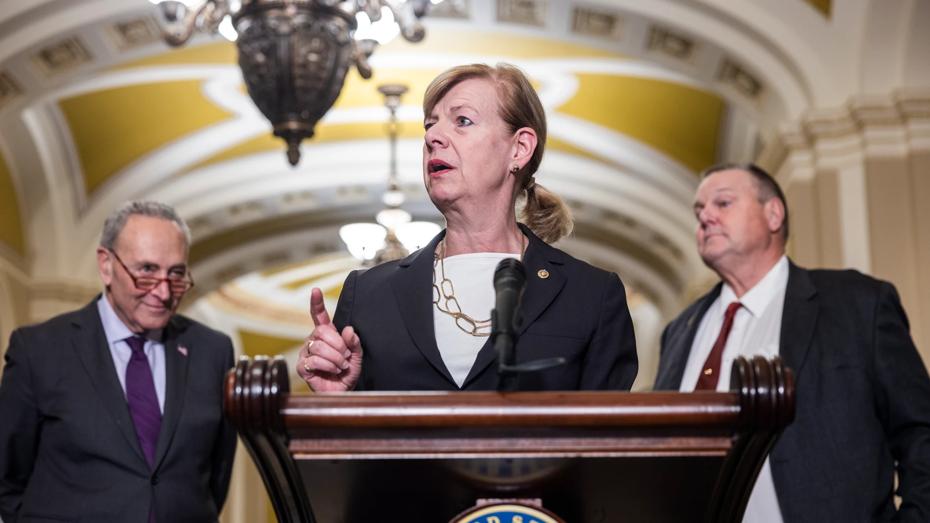 La senadora demócrata Tammy Baldwin explica a la Prnesa el proyecto de ley