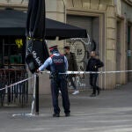 Un agente de Policía acordona la zona donde se encontró un cadáver en un contenedor la pasada semana.Lorena Sopêna / Europa Press