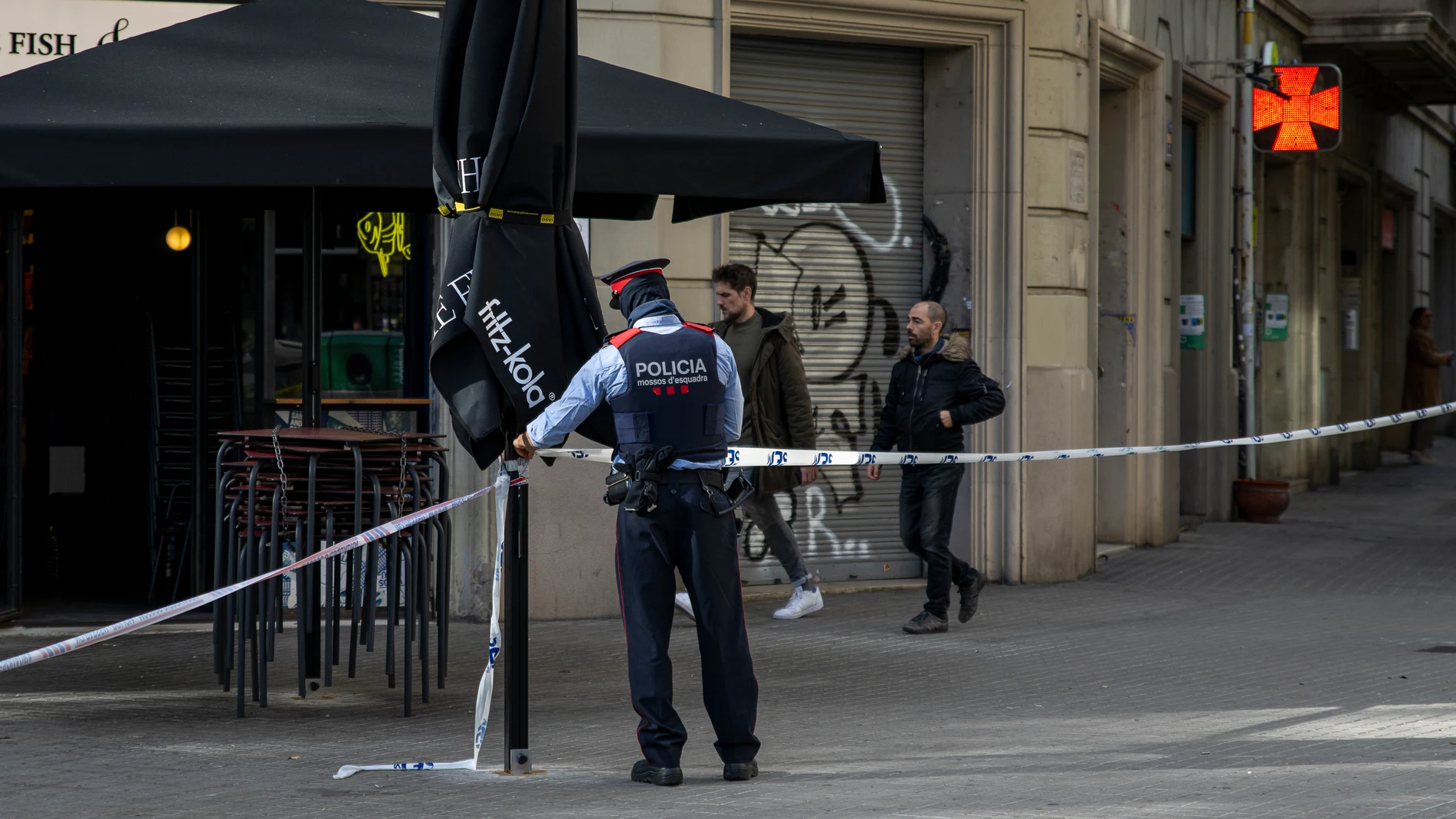 Un agente de Policía acordona la zona donde se encontró un cadáver en un contenedor la pasada semana.Lorena Sopêna / Europa Press