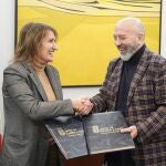 La consejera de Educación, Rocío Lucas, y el director de Relaciones Institucionales de Fundación Telefónica, Joan Cruz, firman un convenio de colaboración