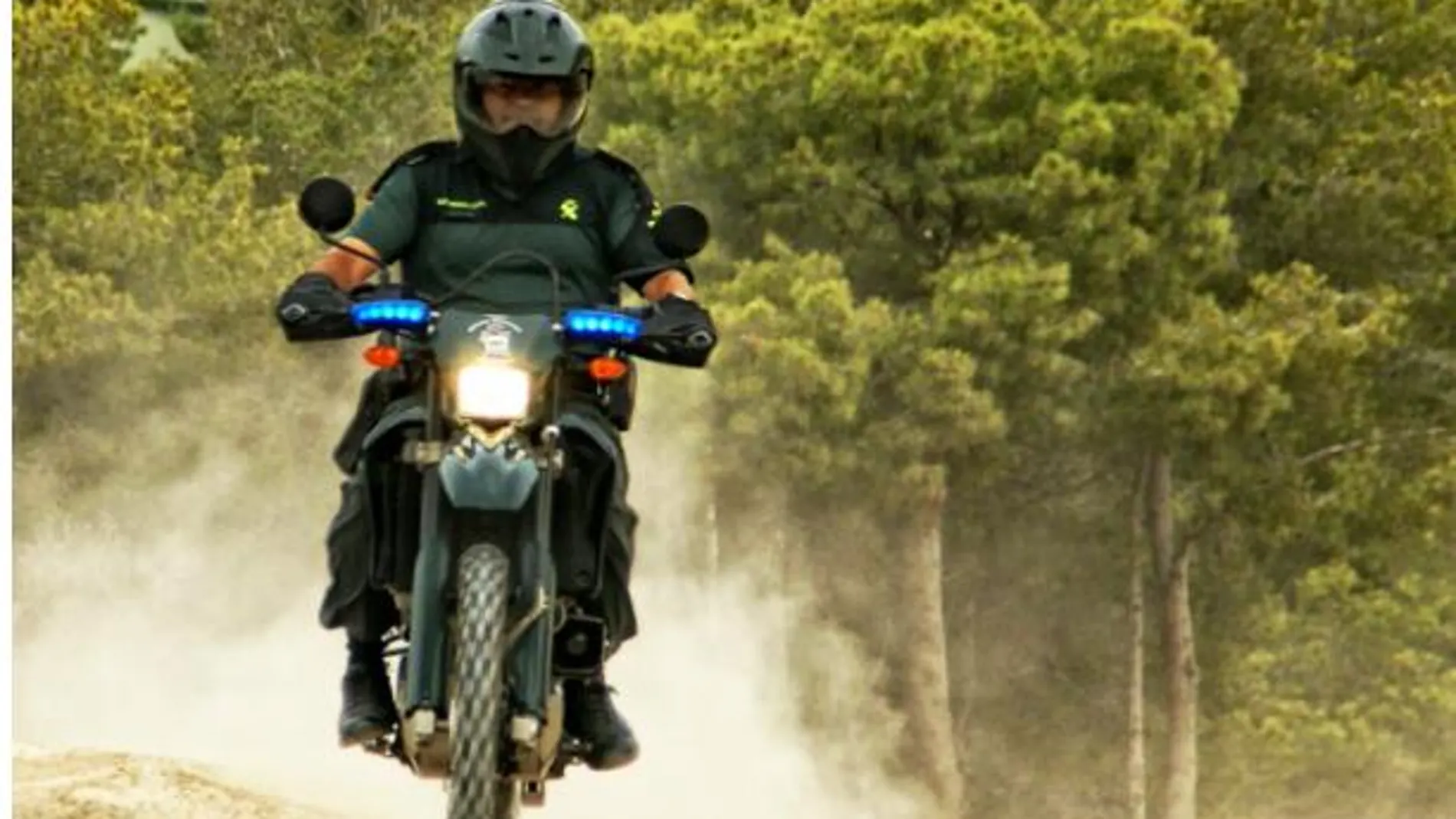 Un guardia civil patrulla junto al vallado de Melilla (APROGC)