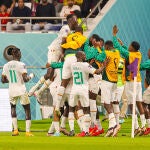 Los jugadores de Senegal celebran uno de los goles que marcaron a Ecuador