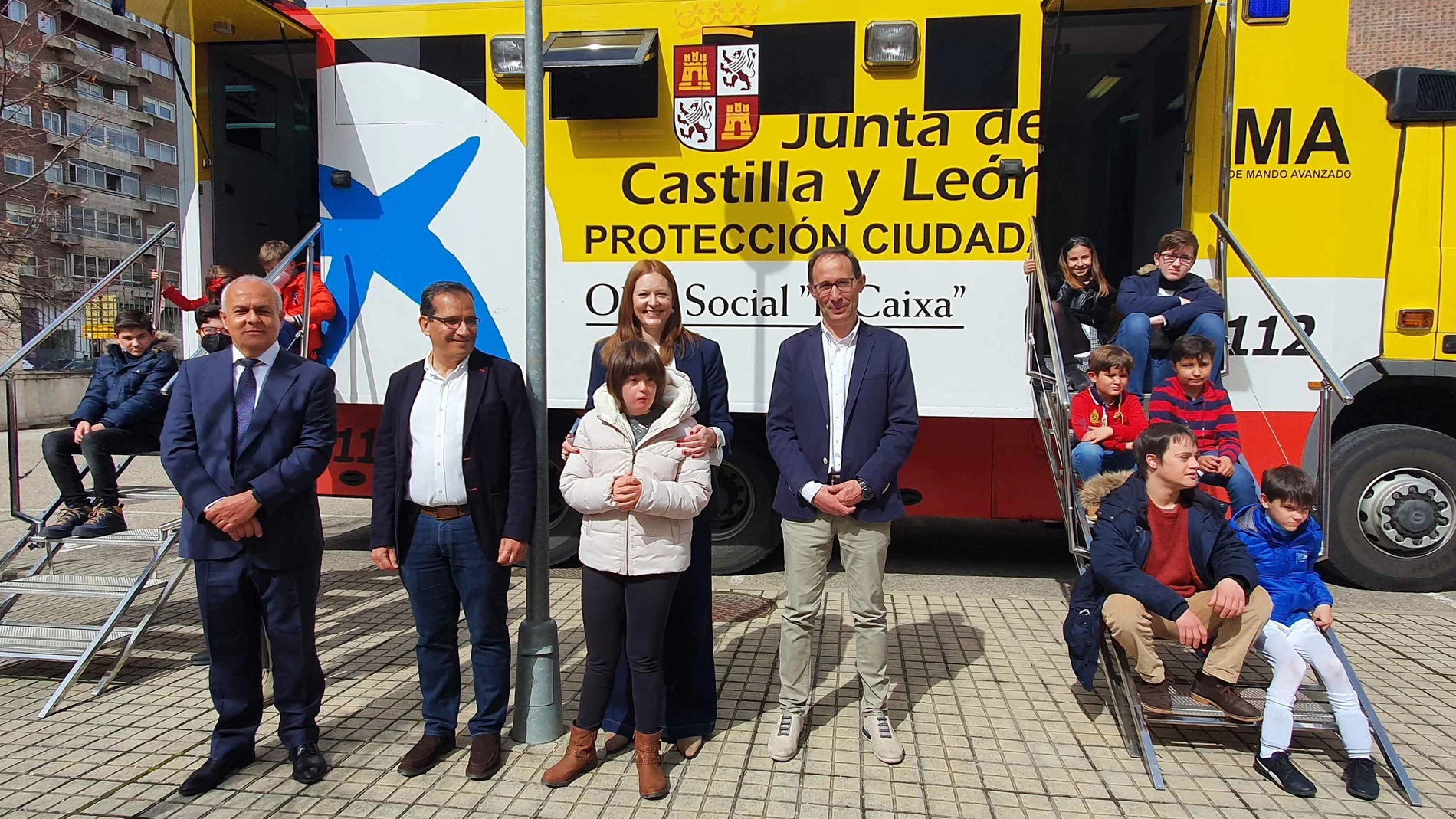 Los alumnos ganadores del concurso ‘¿Qué es para ti el 1-1-2?’ conocen de primera mano el funcionamiento del centro de emergencias de Castilla y León