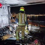 Uno de los bomberos en el interior del edificio de Benidorm