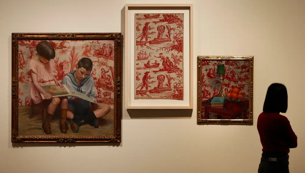 Una visitante en una de las salas del Museu Nacional d'Art de Catalunya (MNAC) que presenta "Feliu Elias. La realidad como obsesión"