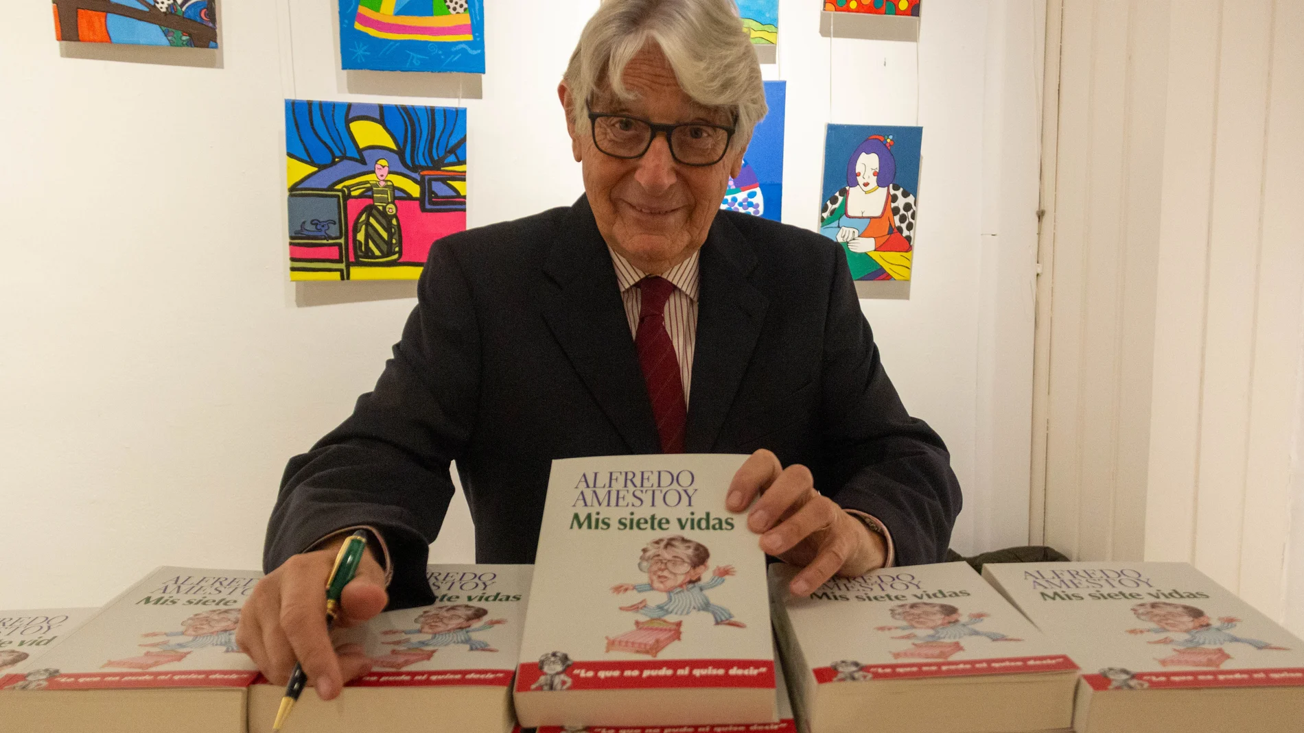 GR01. MOTRIL (GRANADA), 29/11/2022.- El periodista y escritor Alfredo Amestoy Eguiguren ( Bilbao, 1941), figura clave en la televisión española de los últimos cincuenta años, muestra su útimo libro "Mis siete vidas. Lo que no pude ni quise decir" en el que recoge experiencias personales, profesionales y "recuerdos que permanecen en la memoria", durante una entrevista con EFE en Motril (Granada). EFE/Alba Feixas