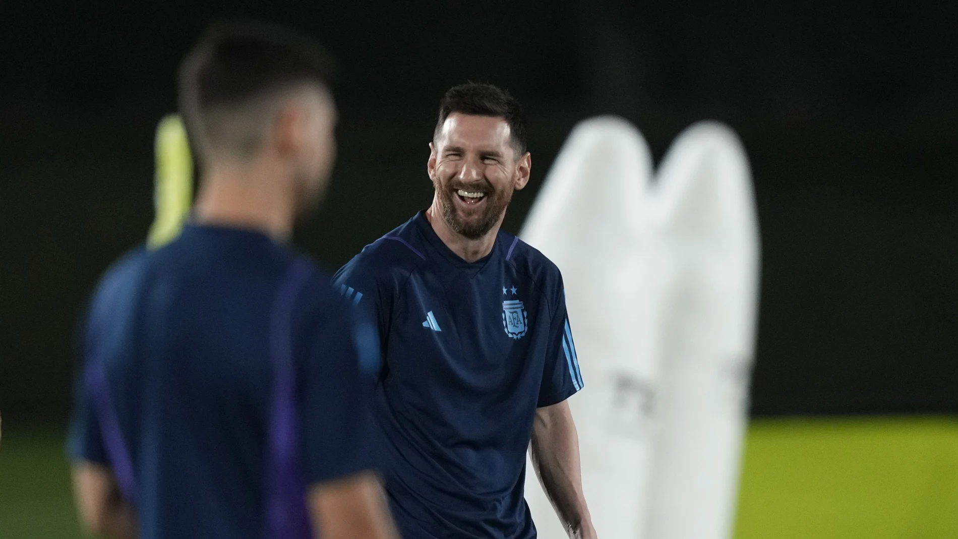 Messi se ríe en entrenamiento previo al Argentina - Polonia