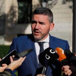El consejero de Murcia de Agricultura, Antonio Luengo atiende a la prensa a su llegada a la reunión que el Consejo Nacional del Agua