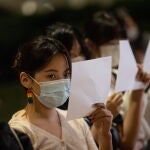Universitarios de Hong Kong celebran este martes 29 de noviembre una vigilia con los folios en blanco por las víctimas de la política de "covid cero" en China