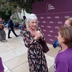 La consejera de Desarrollo Educativo, Patricia del Pozo, habla con un grupo de monitoras