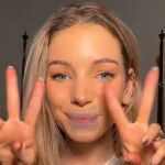 Fotograma del vídeo de una influencer, con un trozo de cinta adhesiva en la boca