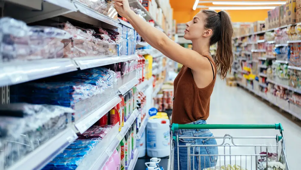 Productos envasados en plástico en un supermercado