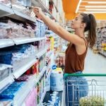 Productos envasados en plástico en un supermercado