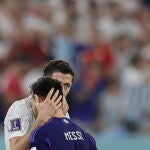 Messi y Lewandowski se saludan tras un partido que terminó con victoria de Argentina, pero final feliz también para Polonia