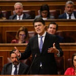 El diputado popular Carlos Rojas (c) interviene en la sesión de control al Gobierno este miércoles en el Congreso.