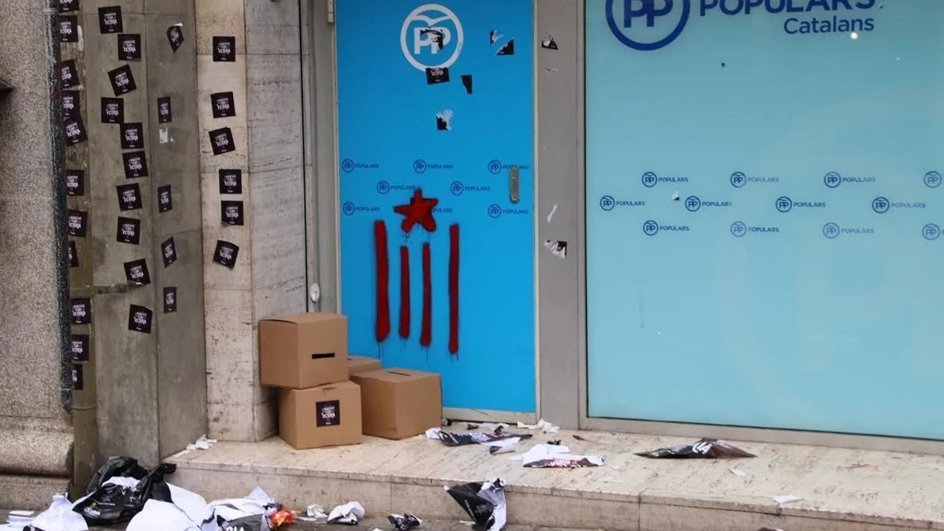 Fachada de la sede central del PP catalán en Barcelona tras ser atacada