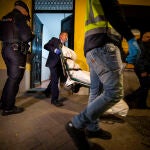Un forense saca a la joven de 20 años supuestamente asesinada por un cliente en una bolsa mortuoria