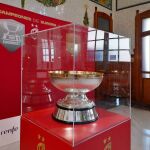 La estación del norte de Valencia exhibe las copas ganadas por la selección de baloncesto