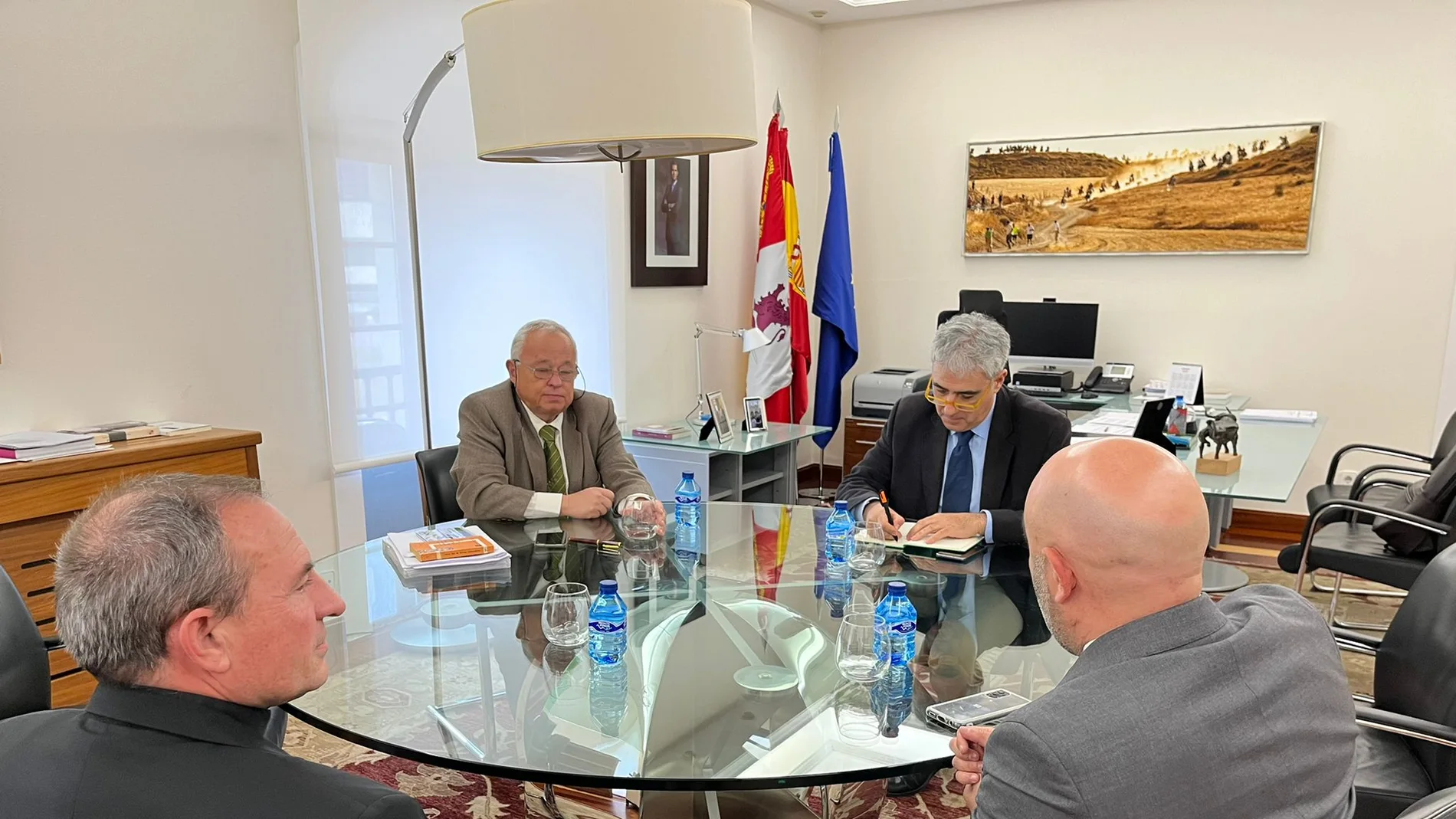 El consejero de Cultura, Gonzalo Santonja, mantiene una reunión con los representantes de la Fundación Las Edades del Hombre