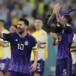 Messi y sus compañeros celebran la clasificación para octavos
