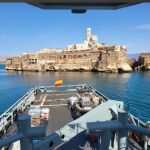El buque Mar Caribe junto al peñón de Alhucemas. Foto: Armada