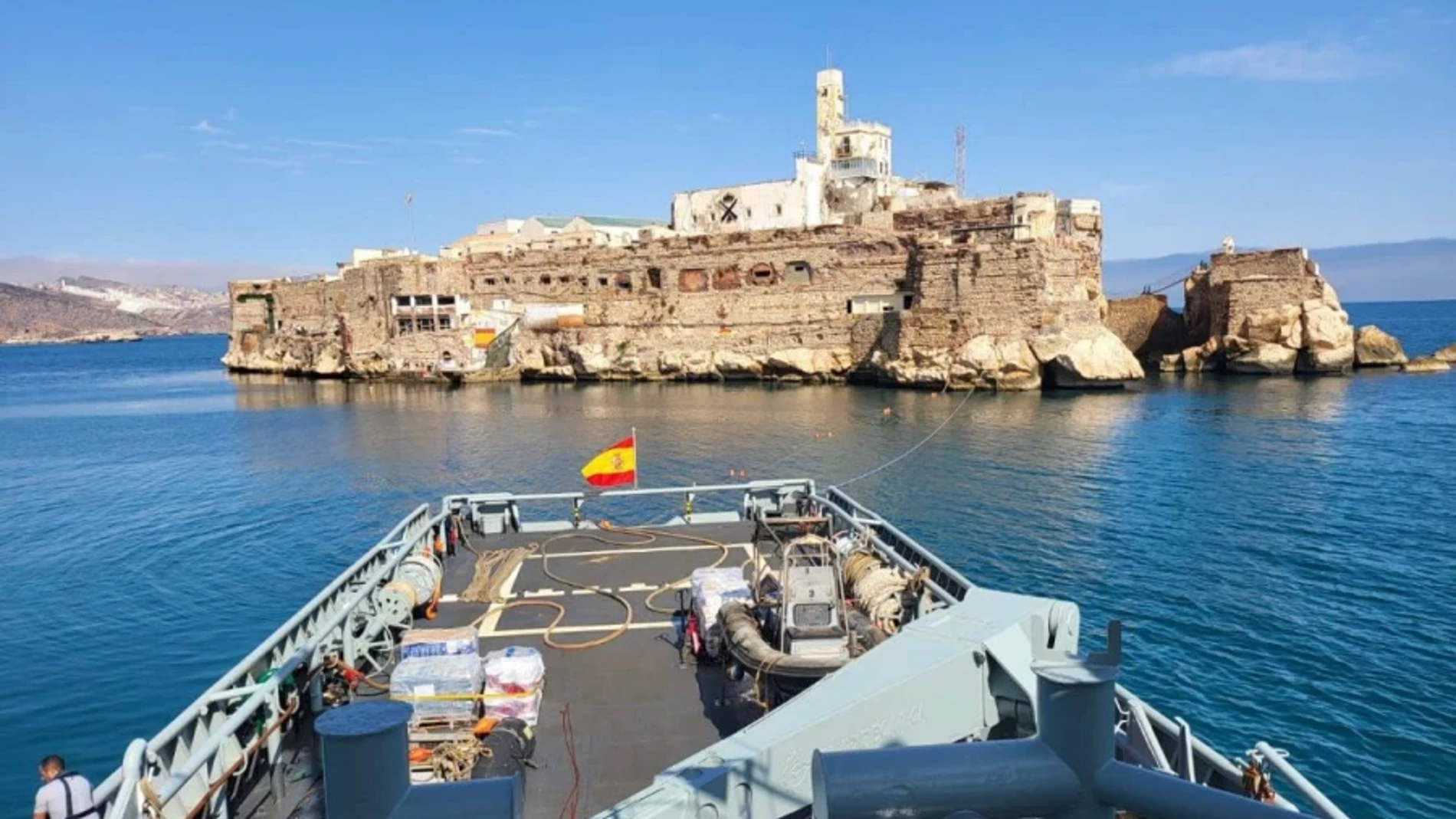 El buque Mar Caribe junto al peñón de Alhucemas. Foto: Armada