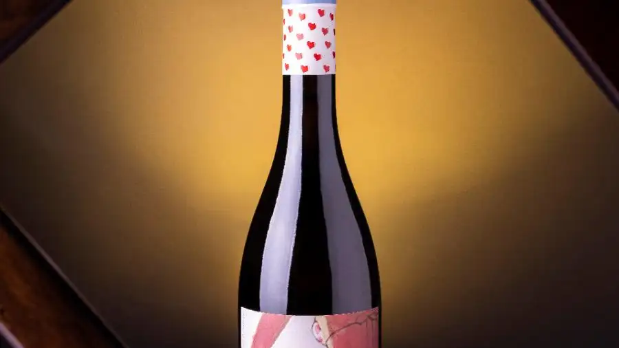 Botella de la Bodega Almazcara Majara de El Bierzo, que el Ministerio de Igualdad pide la retirada de la etiqueta &quot;cosificación femenina&quot;