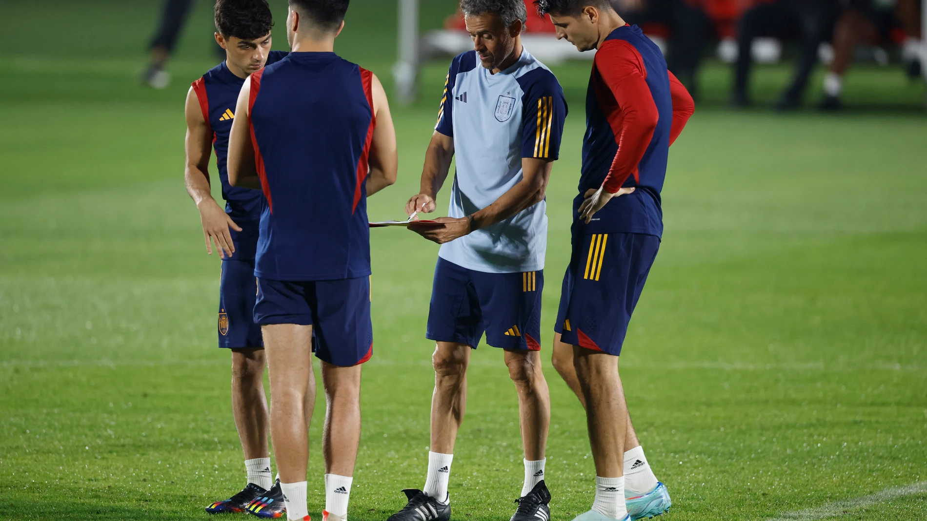 Luis Enrique da instrucciones a sus jugadores durante el entrenamiento