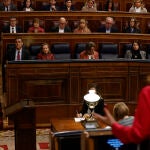 MADRID, 30/11/2022.- El presidente del Gobierno, Pedro Sánchez (i), escucha la intervención de la portavoz del PP, Cuca Gamarra (d), durante su intervención en la sesión de control al Gobierno este miércoles en el Congreso. EFE/ J.C. Hidalgo