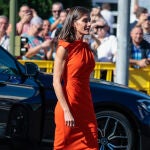La Reina Letizia con vestido de Zara en Tenerife.