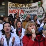 Varios manifestantes exigen la mejora de la Atención Primaria en la Sanidad Pública, frente a la Asamblea de Madrid