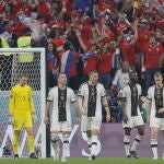 Los jugadores de Alemania se lamentan tras uno de los goles encajados por Alemania en el partido contra Costa Rica